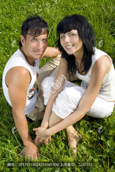 公園里的一對年輕夫婦