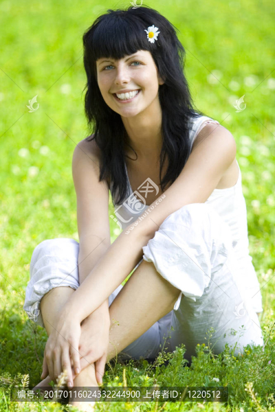 坐在草地上的女人