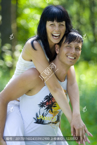 一對年輕的夫婦在公園里玩的很開心