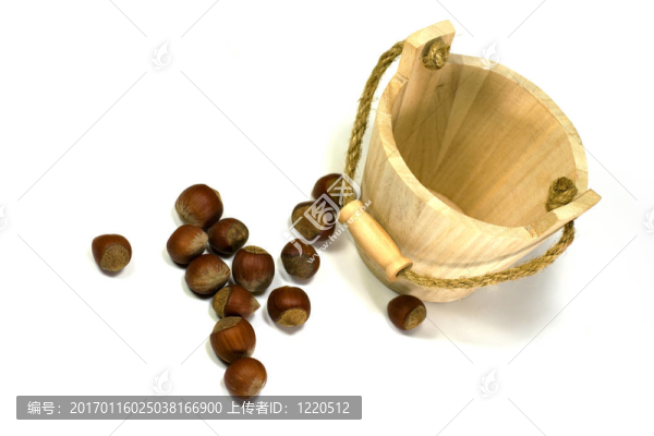 榛子和空的木籃