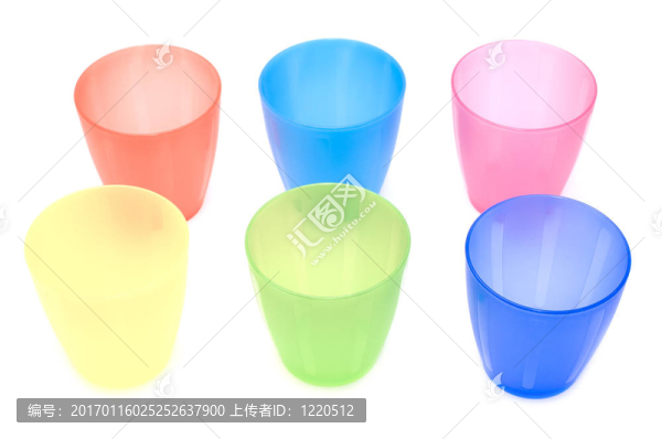 廚房里的塑料杯