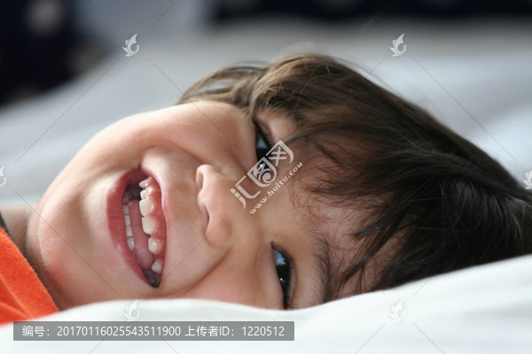 小男孩背上快樂