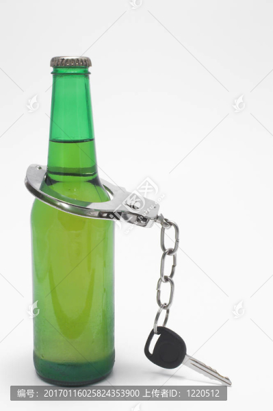 啤酒；鑰匙和手銬-酒后駕駛的概念