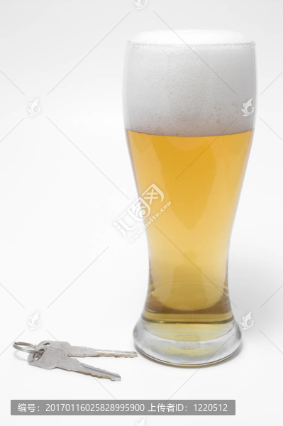 啤酒和汽車(chē)鑰匙-醉駕概念