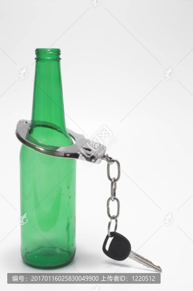 啤酒；鑰匙和手銬-酒后駕駛的概念