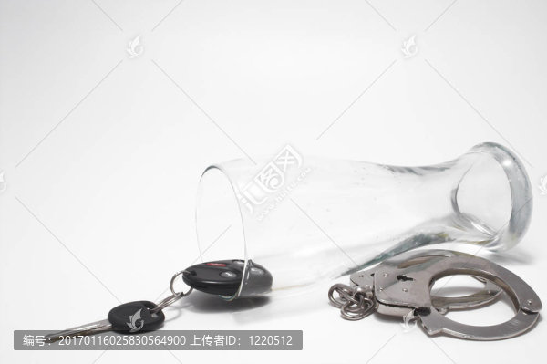啤酒；鑰匙和手銬-酒后駕駛的概念