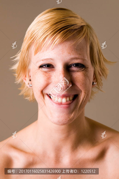 金發(fā)女孩的短發(fā)樂趣