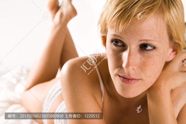 穿著睡衣躺在床上的金發(fā)女郎