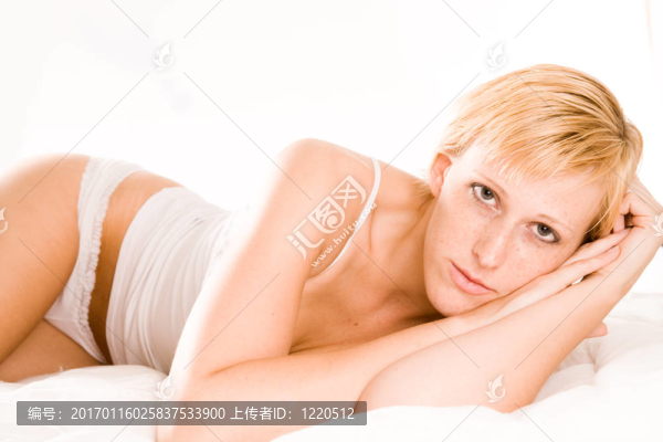 美麗的金發(fā)碧眼的內(nèi)衣看什么
