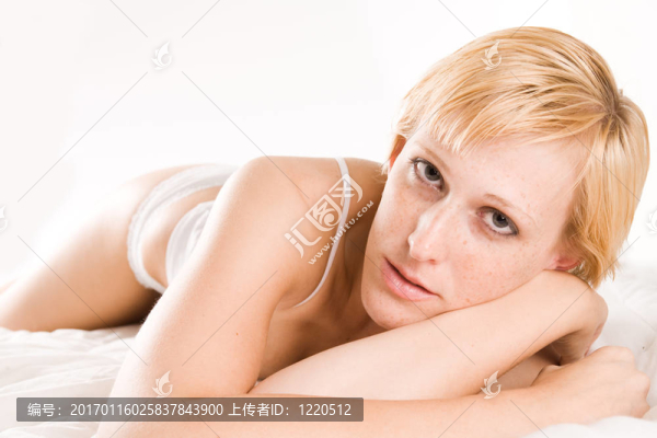 美麗的金發(fā)碧眼的內(nèi)衣看著你