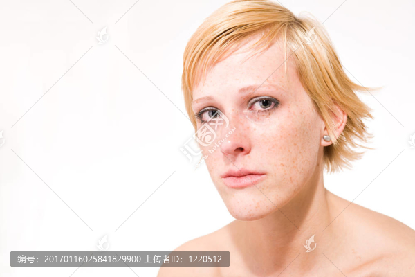 金發(fā)女孩短頭發(fā)誰感到難過