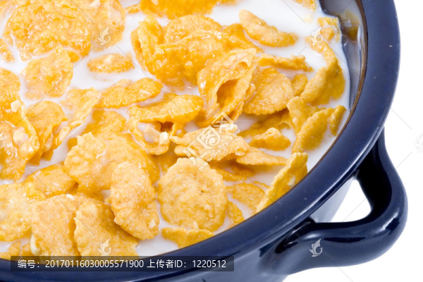 玉米片加牛奶碗