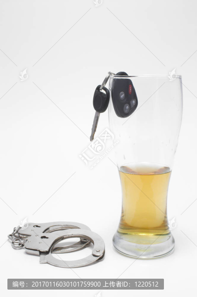 啤酒；鑰匙和手銬-酒后駕駛的概念