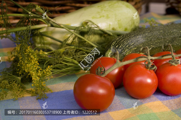 其他蔬菜包圍的櫻桃西紅柿