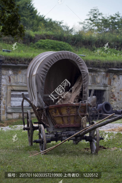 舊的；老式馬車