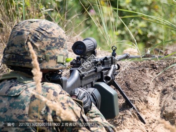 士兵射擊他的機槍