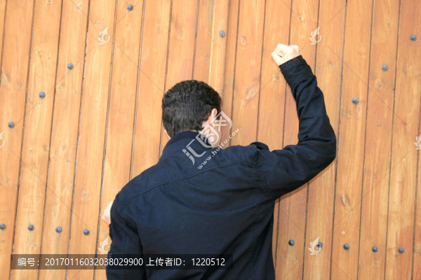 青少年敲門