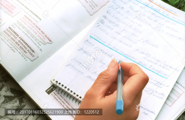練習(xí)本上的手拿鋼筆-匯圖網(wǎng) www.fosd68.com 練習(xí)本上的手拿鋼筆