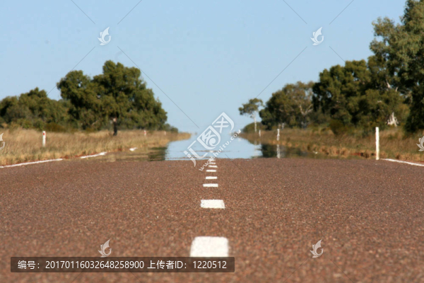 無盡的公路在內(nèi)地的紅色中心；澳大利亞