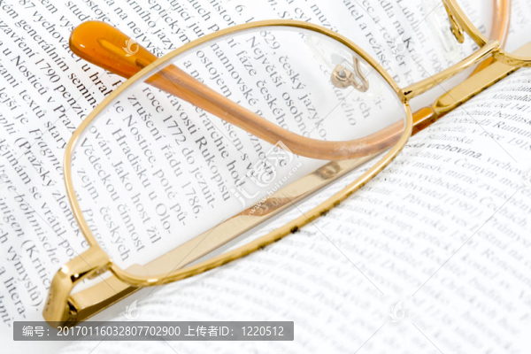 眼鏡的書-匯圖網(wǎng) www.fosd68.com 眼鏡的書