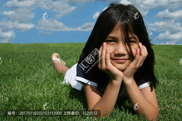 躺在草地上的小女孩