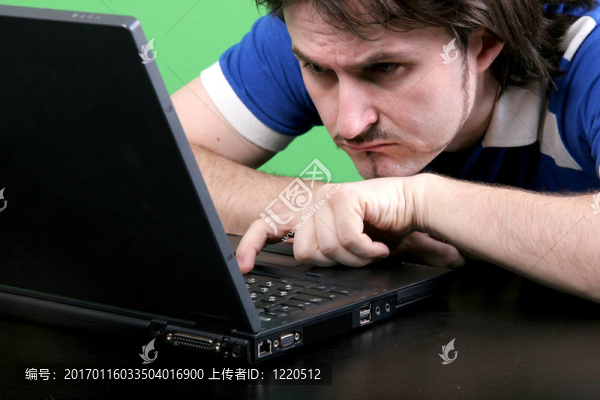 男子與筆記本電腦