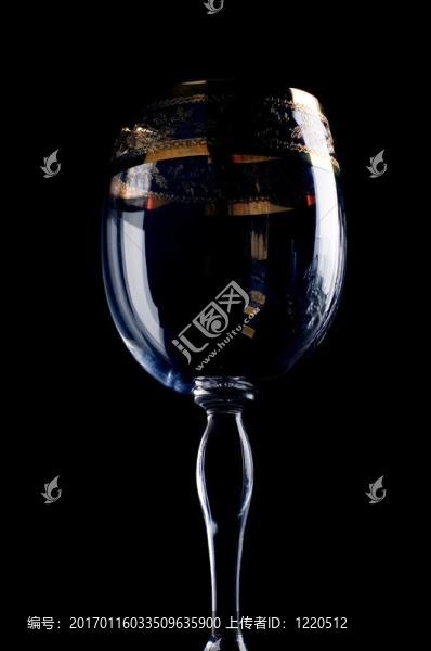 黑色酒杯
