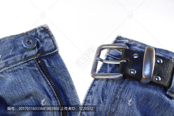 白色帶腰帶的牛仔褲