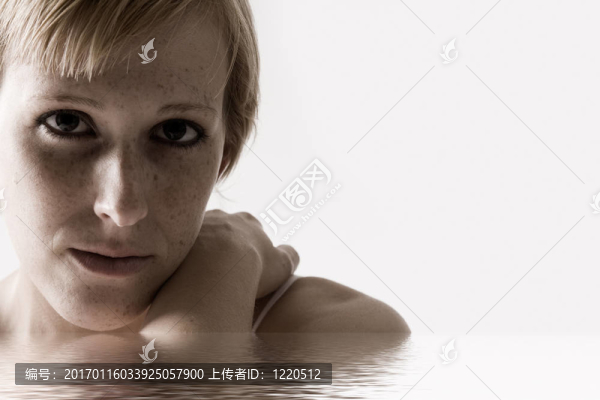 接近一個(gè)悲傷的金發(fā)的肖像