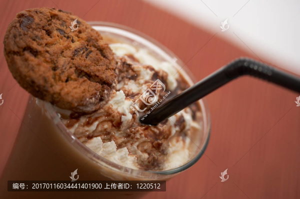 在高高的玻璃咖啡拿鐵