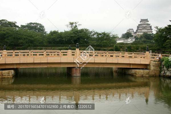 在姬路城橋；日本