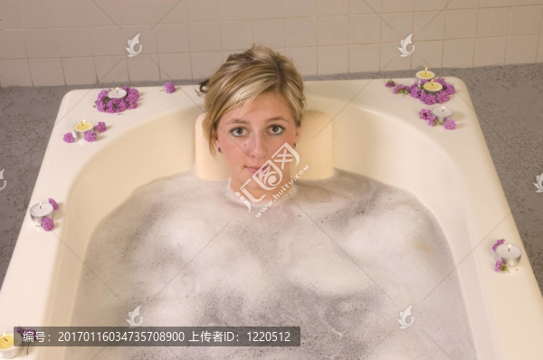 洗澡的女人