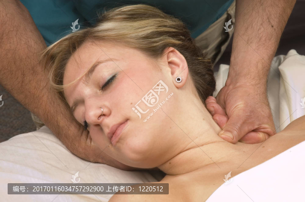 女人有頸部按摩