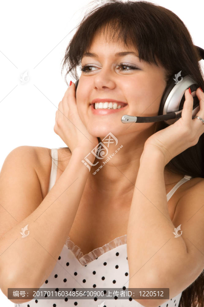 穿著白色衣服的女人戴著耳機(jī)