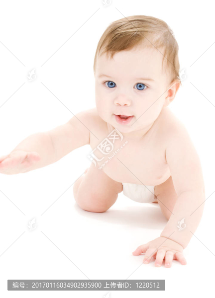 爬行的小男孩