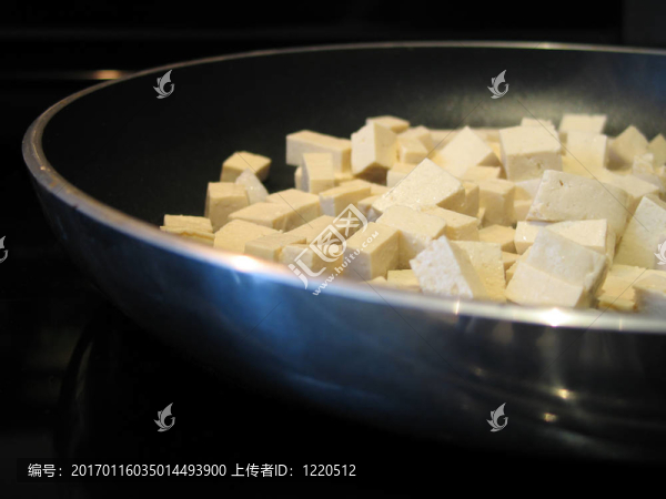 平底鍋里的豆腐