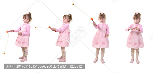 孤立的玩的女孩