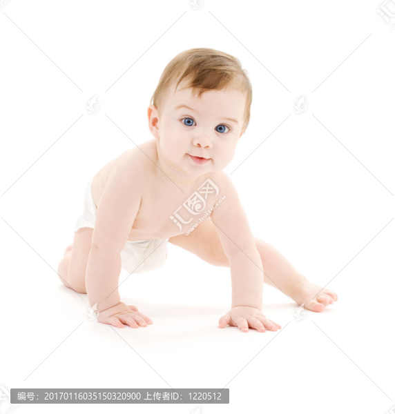 爬行的小男孩