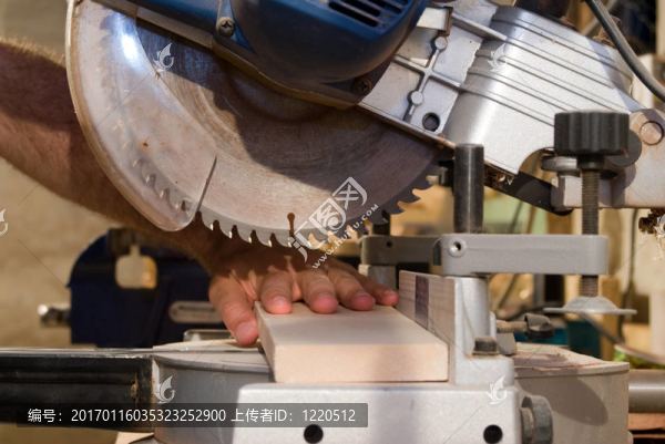 電鋸事故-匯圖網(wǎng) www.fosd68.com 電鋸事故