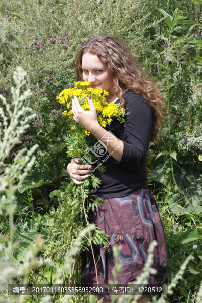 卷發(fā)的女孩，野花