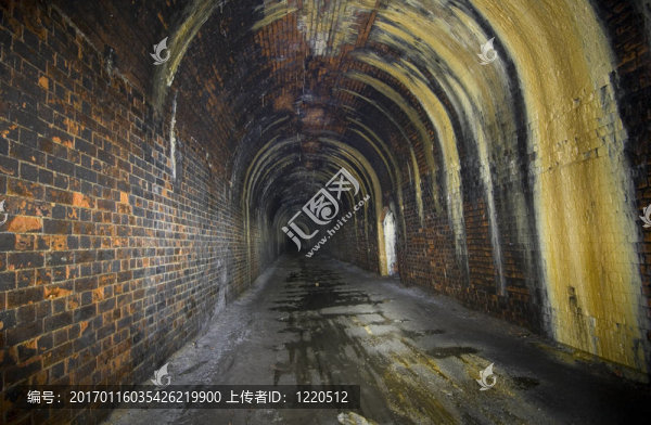 一個(gè)廢棄的鐵路隧道的黑暗