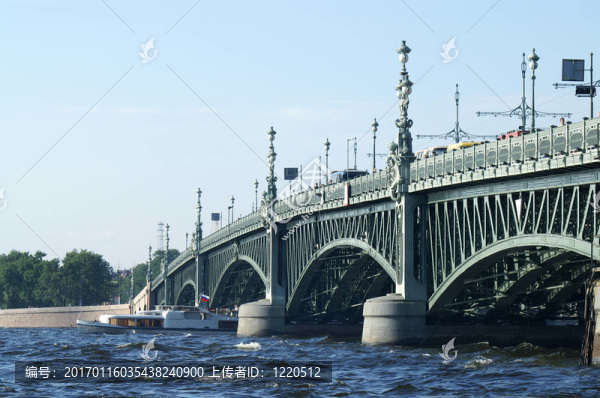 船在Troitsky,Bridg