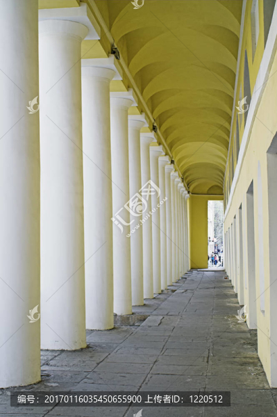 在一個(gè)舊的建設(shè)collonade