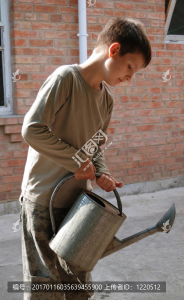 帶水壺的男孩