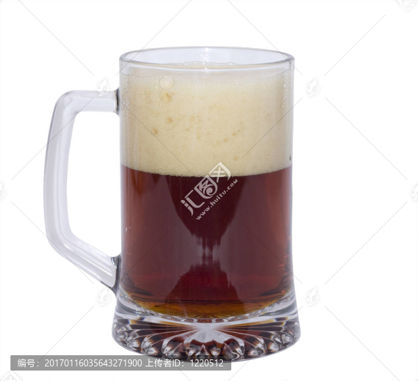 白色背景下分離的冷暗啤酒杯