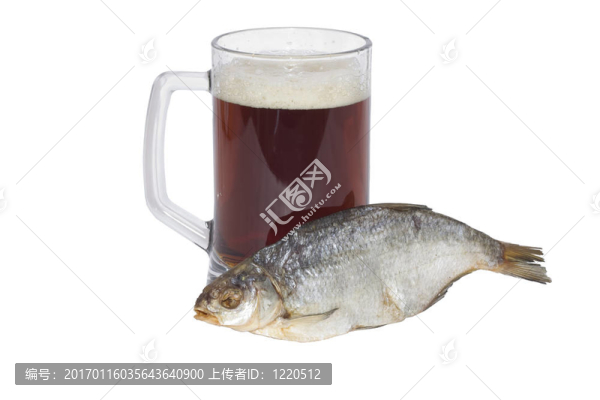 冷暗啤酒玻璃和魚