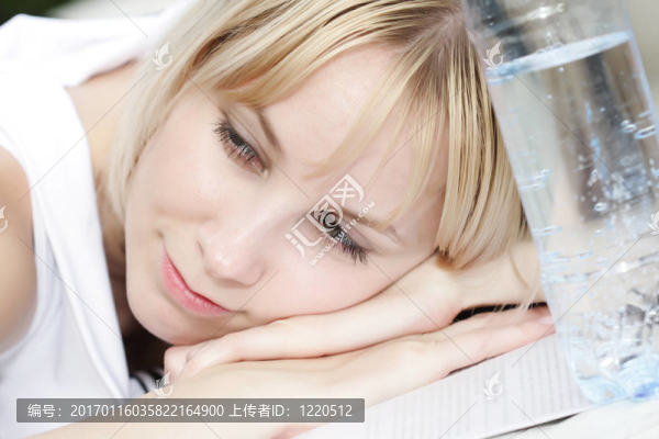 輕松的金發(fā)