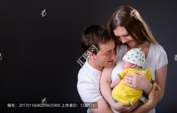 快樂的父母和新生兒