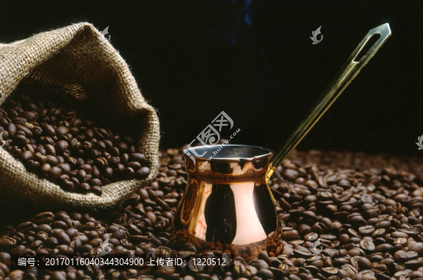 一種帶有咖啡豆的土耳其咖啡壺