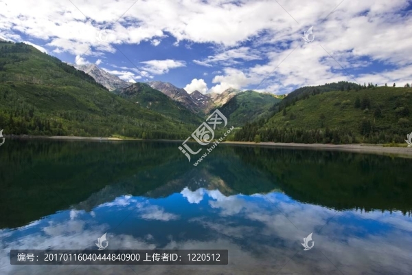 山上的湖